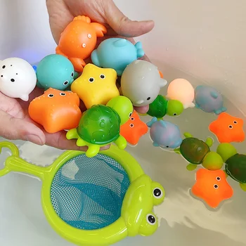 Игрушка для детской ванны, Милые животные, светящиеся игрушки для плавания, Мягкие резиновые поплавки, индукционные светящиеся лягушки для детских игр, забавные подарки