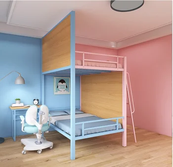 Кровать в детской комнате Современная простая семейная, один сын и одна девочка, маленькая плоская приподнятая кровать